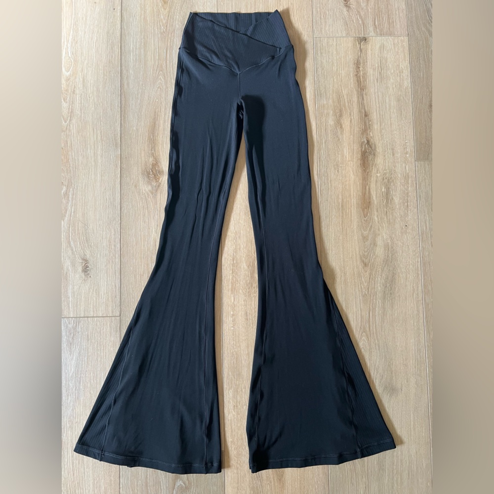 OFFLINE By Aerie Real Me High Waisted Crossover Rib Super Flare Legging EUC - Picture 4 of 11